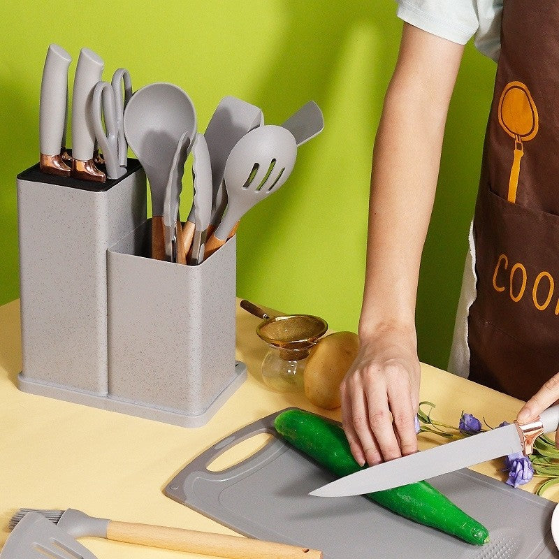 Set 19 ustensile de gatit din silicon cu maner rezistent din bambus, suport + TOCATOR CADOU