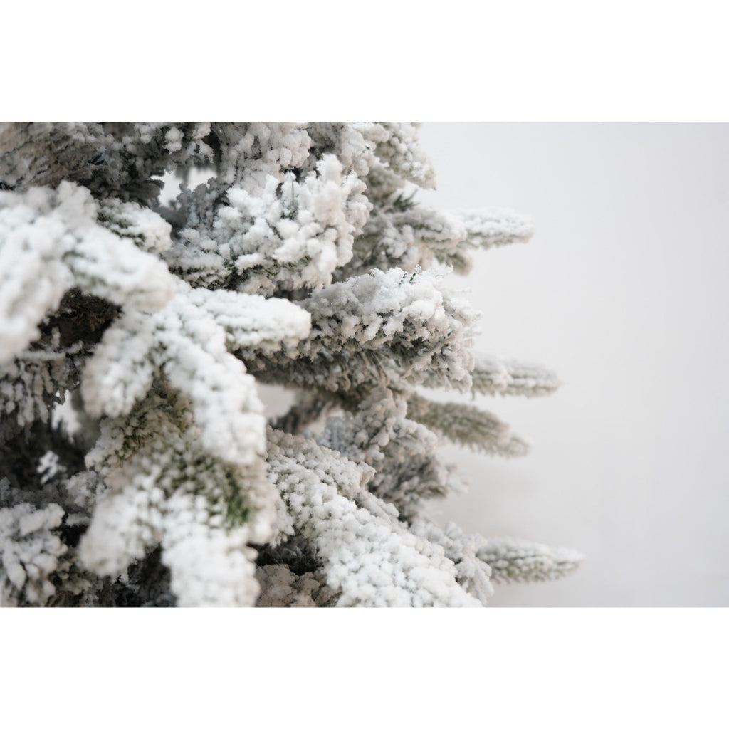 Brad Artificial de Craciun, 1.8 m inaltime, Verde, Pulverizat complet alb-tip zapada, Interior/ Exterior, Bogat 512 ramuri