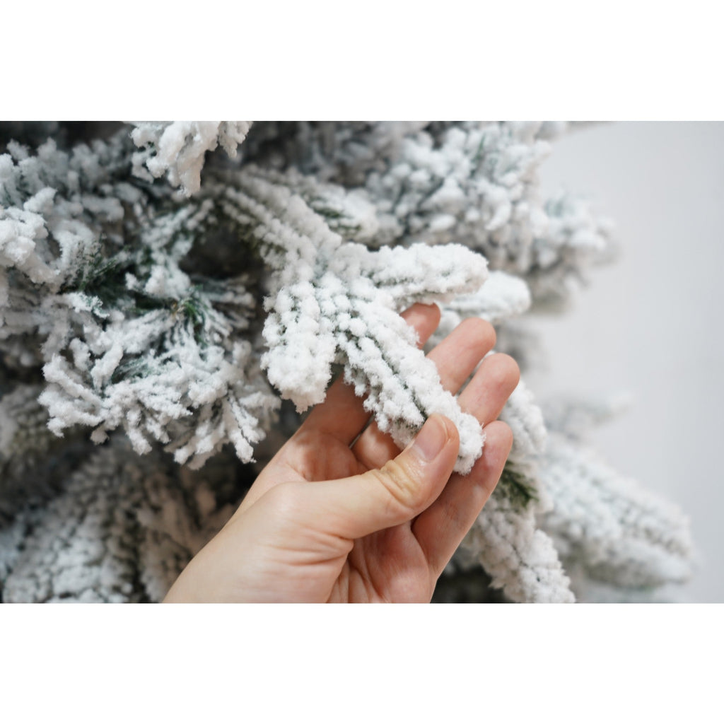 Brad Artificial de Craciun, 1.8 m inaltime, Verde, Pulverizat complet alb-tip zapada, Interior/ Exterior, Bogat 512 ramuri