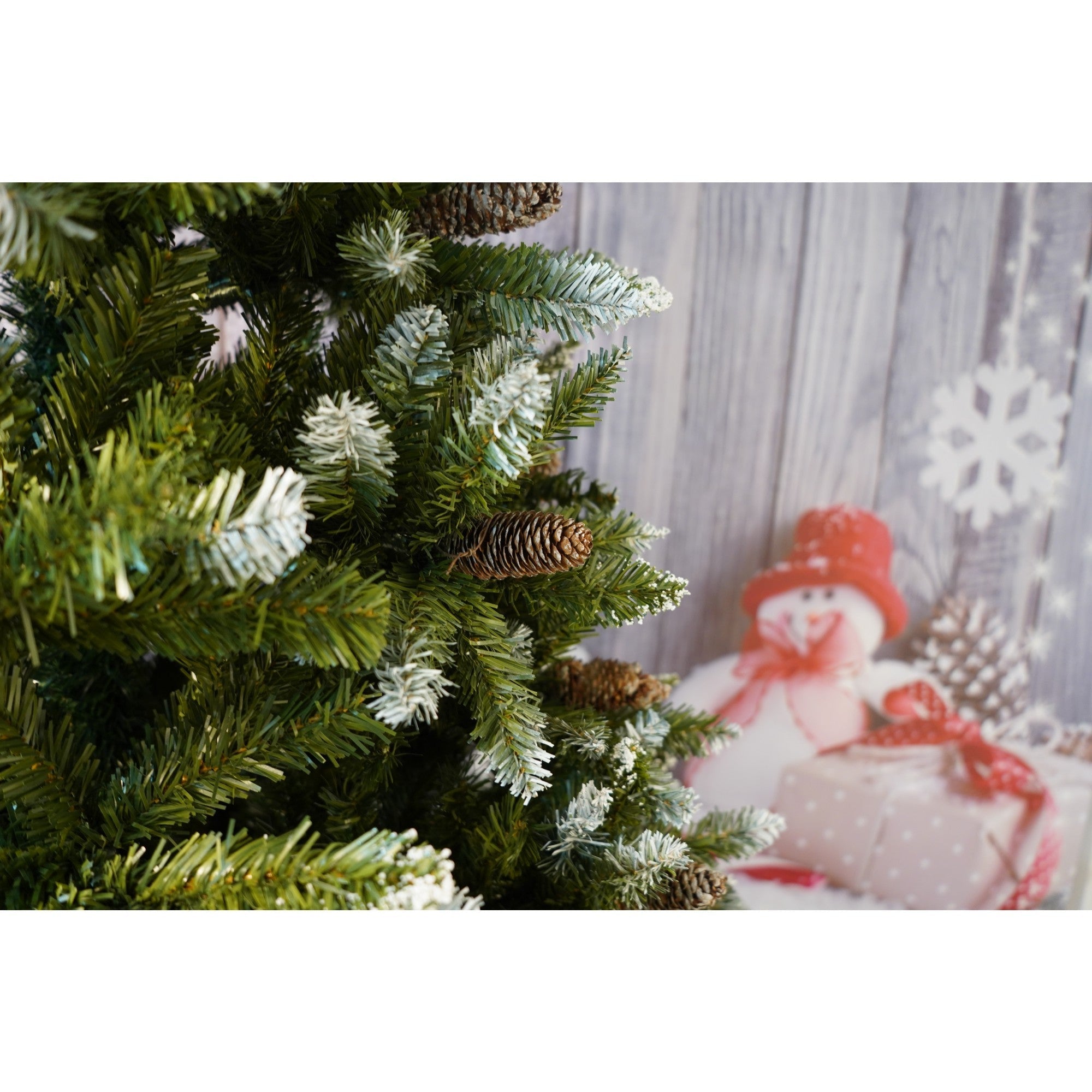 Brad Artificial bogat de Craciun, 2.10 m inaltime, Verde, Pulverizat alb-tip zapada, Interior/ Exterior, 1266 ramuri