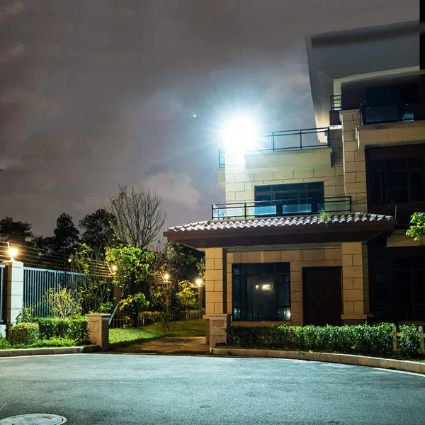 PACHET PROMOTIONAL: Proiector LED Cu Panou Solar VELORA, 100W, Control Prin Telecomanda, Senzor Crepuscular + Accesorii+Lampa Solara 100x Led CADOU
