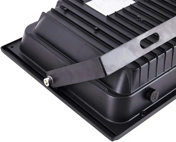 PACHET PROMOTIONAL: Proiector Puternic Si Rezistent La Apa IP66  VELORA 200W + Panou Solar + Telecomanda Si Accesorii,Incarcare Rapida + Accesorii