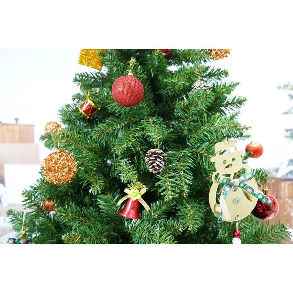 Set brad artificial de Craciun si elemente decorative, nins, decorat cu conuri pin, pentru interior/exterior, inaltime 210 cm, diametru 131 cm, 630 ramuri,  alb/verde, suport metalic inclus