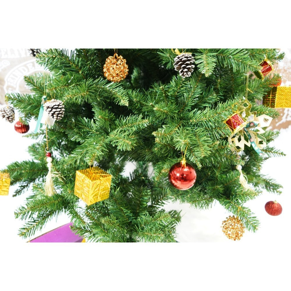 Set brad artificial de Craciun si elemente decorative, nins, decorat cu conuri pin, pentru interior/exterior, inaltime 210 cm, diametru 131 cm, 630 ramuri,  alb/verde, suport metalic inclus