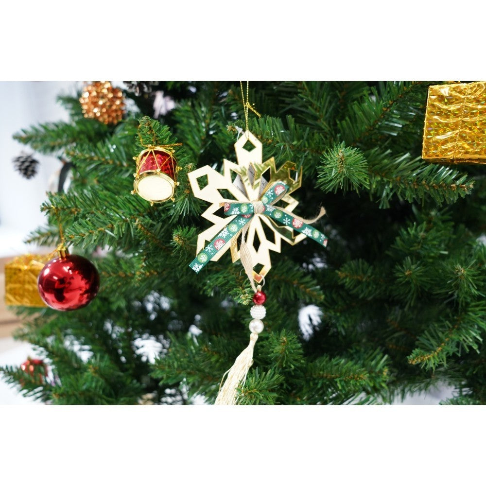 Set brad artificial de Craciun si elemente decorative, nins, decorat cu conuri pin, pentru interior/exterior, inaltime 210 cm, diametru 131 cm, 630 ramuri,  alb/verde, suport metalic inclus